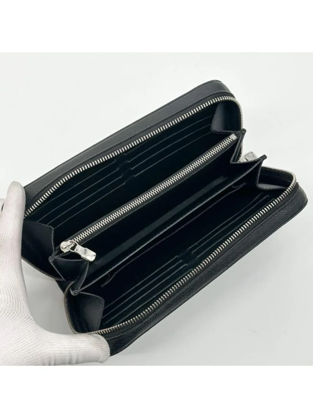 Louis Vuitton Zippy XL Taiga Black Round Wallet
